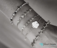 Roestvrijstalen dubbele armband met bloembedeltje, zilverkleur.