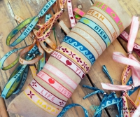 Trendy armbandjes van lint met schuifknoop.