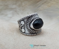 Ring met zwarte steen van het merk Hevi.