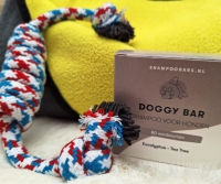 Kado voor de hond: shampoo, speeltje, quick dry handdoek.