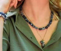 Heinen Delfts Blauw ketting met 3 bedels.