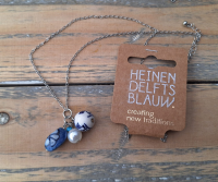 Heinen Delfts Blauw ketting met 3 bedels.