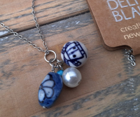 Heinen Delfts Blauw ketting met 3 bedels.